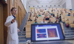 В России принят закон о лицензировании ДПО. Что изменится
