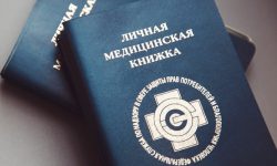 Минздрав продлил срок действия бумажных медкнижек