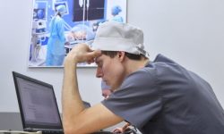 «Выбрали кнут вместо пряника»: эксперты про обязательную отработку после медвуза