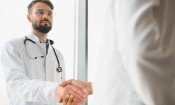 Утверждены рекомендации по регулированию условий работы и оплаты труда наставников