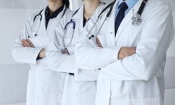 Только 66% российских врачей повторно выбрали бы эту профессию