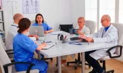 Каждый пятый опрошенный медработник Москвы задумывается о смене профессии