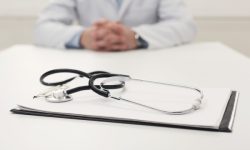Больше 40% опрошенных врачей боятся уголовных дел из-за обязательных клинрекомендаций