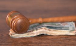 Суд запретил платить зарплаты врачам без аккредитации из средств ОМС