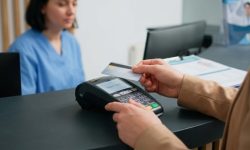 Росстат сообщил о фактической стагнации личных трат граждан на платное лечение и оздоровление