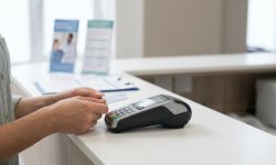 Пациенты государственных и частных клиник по-разному оценили платные медуслуги