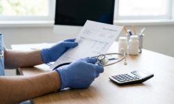 Минтруд РФ подтвердил планы по проверкам медорганизаций при снижении зарплаты у 30% работников