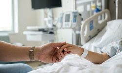 Депутаты предложили увеличить возраст детей для совместной госпитализации с родителем