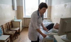 На специальные соцвыплаты медработникам в 2027 году выделят 210 млрд рублей